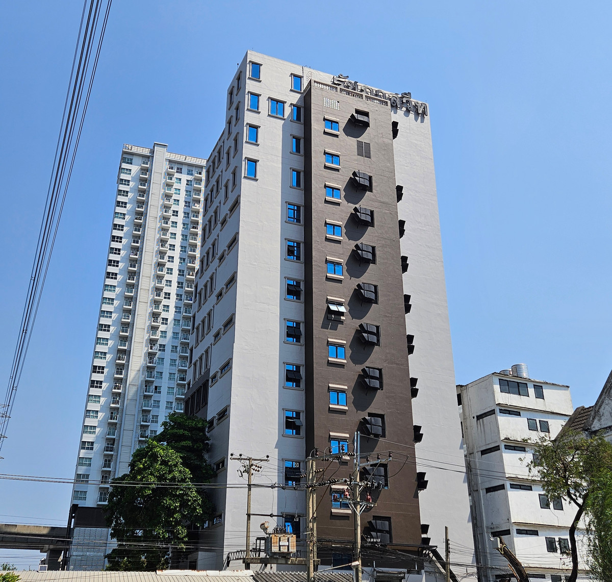 For SaleOfficeBang Sue, Wong Sawang, Tao Pun : Office building for sale on Wongsawang Road, Bang Sue, Bangkok. Located opposite Big C Wongsawang in a prime commercial area. Suitable for corporate headquarters or investment purposes.