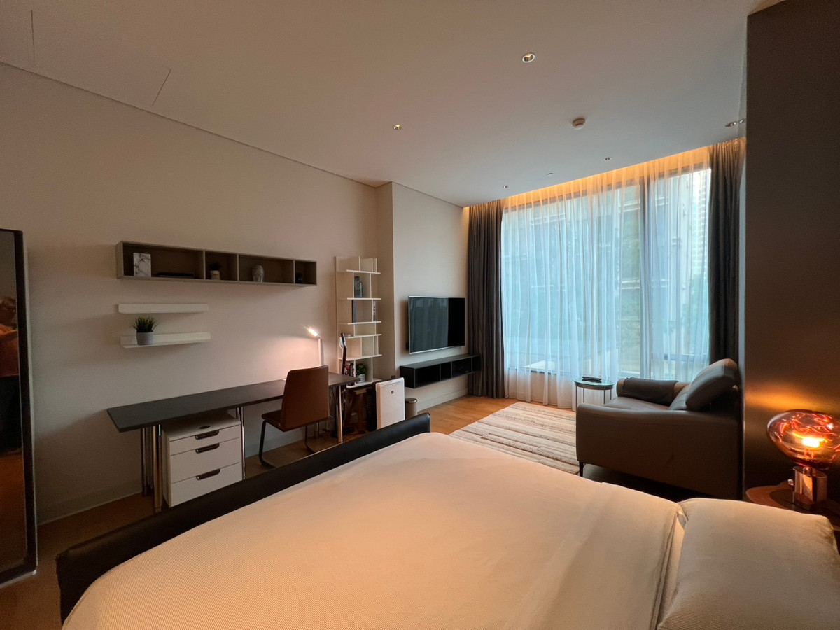 For RentCondoWitthayu, Chidlom, Langsuan, Ploenchit : SUPER LUXURY | Sindhorn Residence — Experience world-class life in the heart of Lang Suan, beautiful 1 Bed unit in the most luxurious Leasehold project in the Sindhorn Village location.