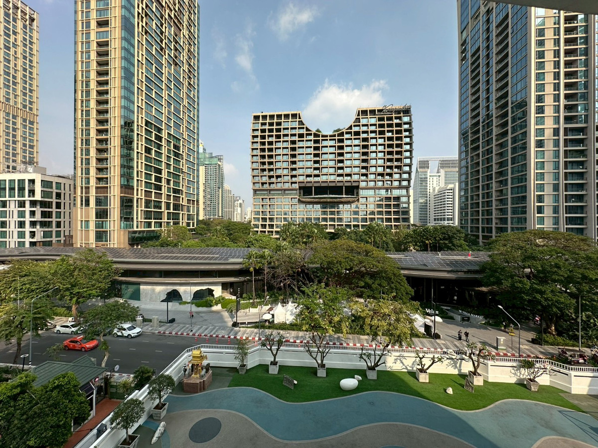 ให้เช่าคอนโดวิทยุ ชิดลม หลังสวน : ✨🏢ให้เช่าคอนโดย่านหลังสวน 2+1 ห้องนอน ขนาด 200ตรม. ห้องสวน เฟอร์นิเจอร์ครบ ระเบียงกว่าง ใกล้BTSราชดำริ, สวนลุมพินี พร้อมเข้าอยู่ 