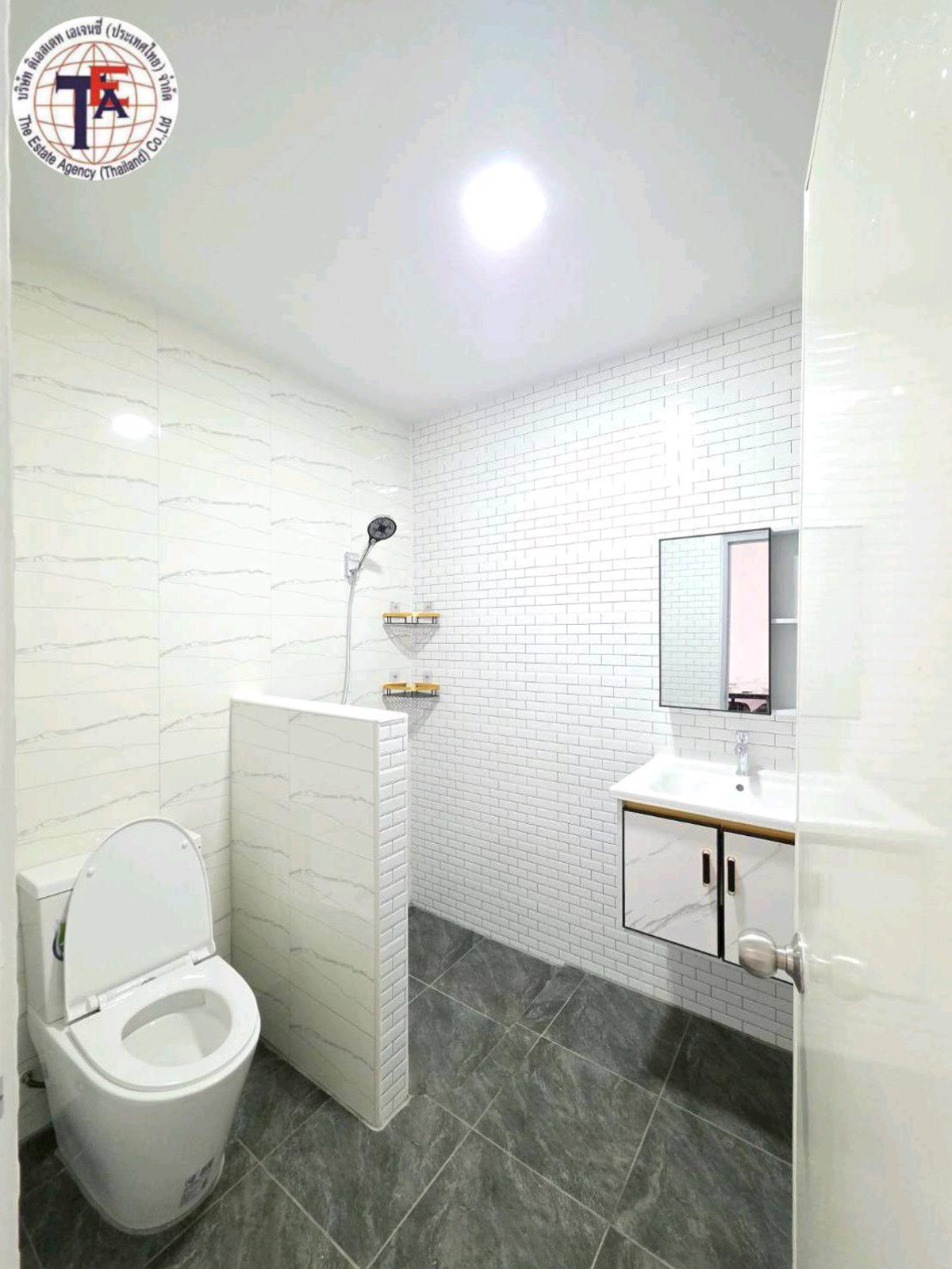 For SaleTownhomeLadkrabang, Suwannaphum Airport : 2-story townhouse for sale, Ratchaphruek Village, Chalong Krung 61, Lat Krabang, Lam Pla Thio, Cherd Chermsin School. Chao Khun Thahan Ladkrabang University of Technology Nopparat Khumklao Hospital, Suvarnabhumi Airport V Market, Chalong Krung Market, Suw