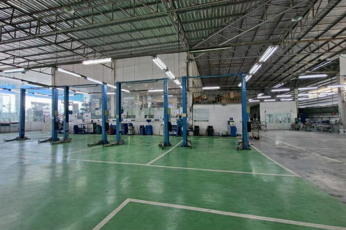 ให้เช่าโชว์รูมปทุมธานี รังสิต ธรรมศาสตร์ : Showroom For rent & Ready to move in ให้เช่าโชว์รูมรถยนต์พร้อมศูนย์บริการขนาดใหญ่ บนเนื้อที่ 2 ไร่   มุมโค้งพาโนราม่าบนทำเลที่ดีที่สุดใจกลางเมืองปทุมธานี โชว์รูมพร้อมดำเนินการได้ทันที มีห้องพ่นสีและซ่อมตัวถัง ศูนย์บริการขนาดใหญ่