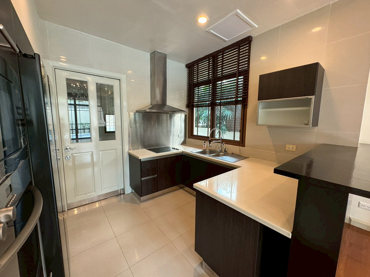 For RentHouseSukhumvit, Asoke, Thonglor : Corner detached house In the luxury project Ekkamai - Phra Khanong ** NO CO-AGENT **