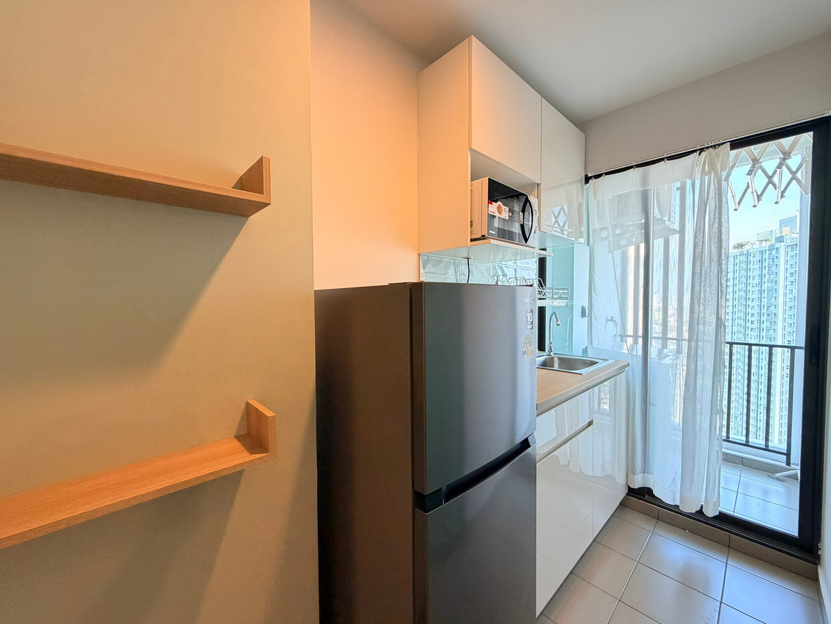 For RentCondoThaphra, Talat Phlu, Wutthakat : [For rent] Condo near BTS Wutthakat, only 180m. | Regent Home Wutthakat | Near leading shopping centers and Siam University.
