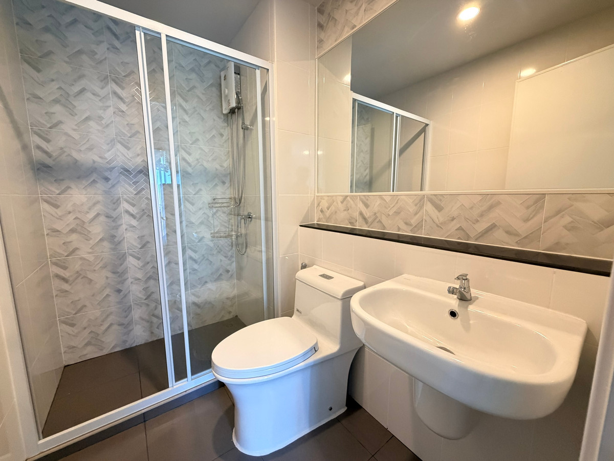 For RentCondoThaphra, Talat Phlu, Wutthakat : [For rent] Condo near BTS Wutthakat, only 180m. | Regent Home Wutthakat | Near leading shopping centers and Siam University.