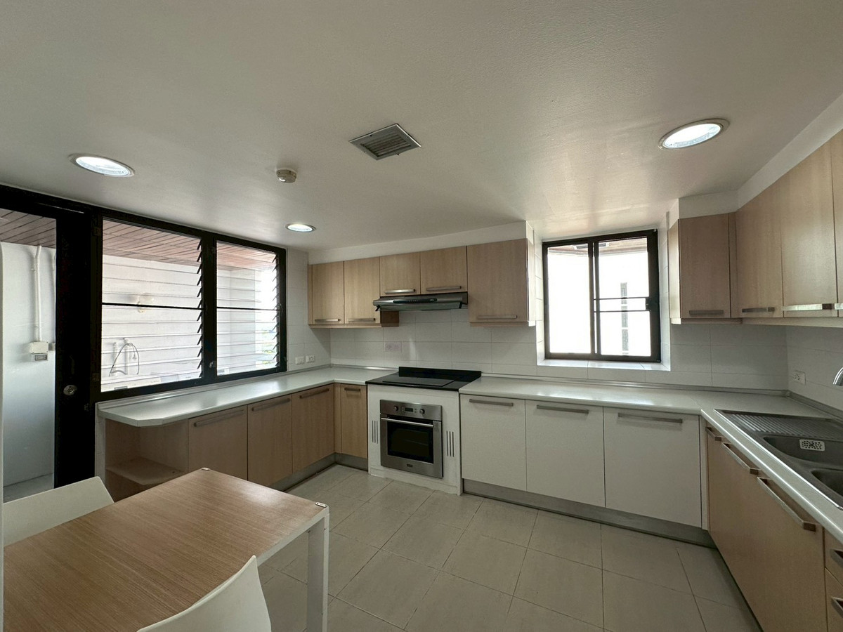 ให้เช่าคอนโดวิทยุ ชิดลม หลังสวน : ✨🏢ให้เช่าคอนโดย่านหลังสวน 2+1 ห้องนอน ขนาด 200ตรม. ห้องสวน เฟอร์นิเจอร์ครบ ระเบียงกว่าง ใกล้BTSราชดำริ, สวนลุมพินี พร้อมเข้าอยู่ 