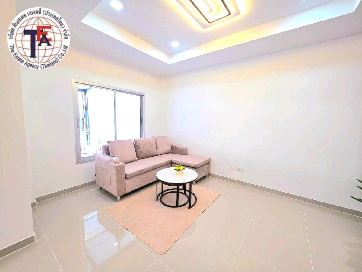 For SaleTownhomeLadkrabang, Suwannaphum Airport : 2-story townhouse for sale, Ratchaphruek Village, Chalong Krung 61, Lat Krabang, Lam Pla Thio, Cherd Chermsin School. Chao Khun Thahan Ladkrabang University of Technology Nopparat Khumklao Hospital, Suvarnabhumi Airport V Market, Chalong Krung Market, Suw