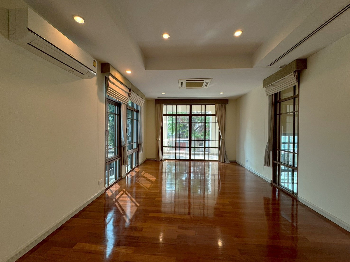 For RentHouseSukhumvit, Asoke, Thonglor : Corner detached house In the luxury project Ekkamai - Phra Khanong ** NO CO-AGENT **