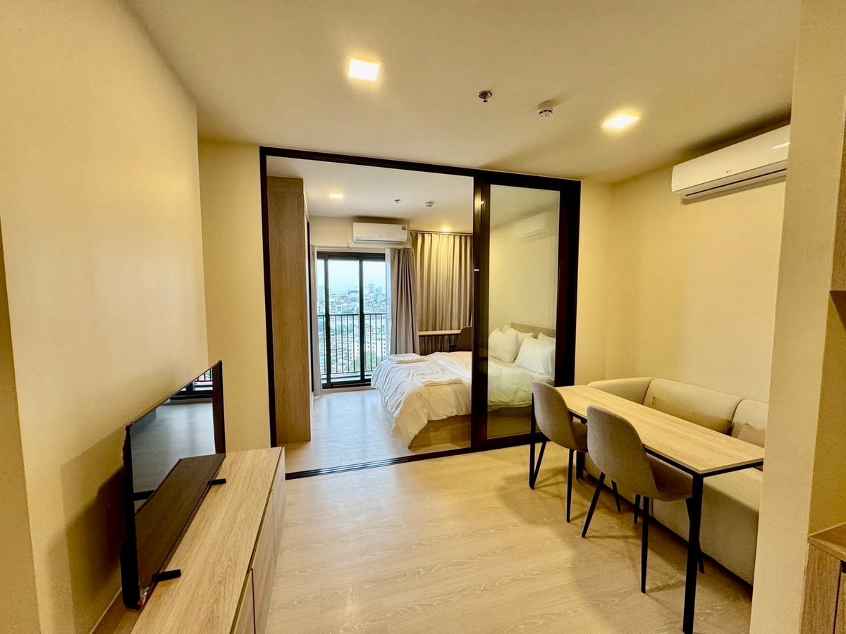 For RentCondoWongwianyai, Charoennakor : ✅ Large unit – Best rental price in the project ✅ FLO by Sansiri (near BTS Khlong San)