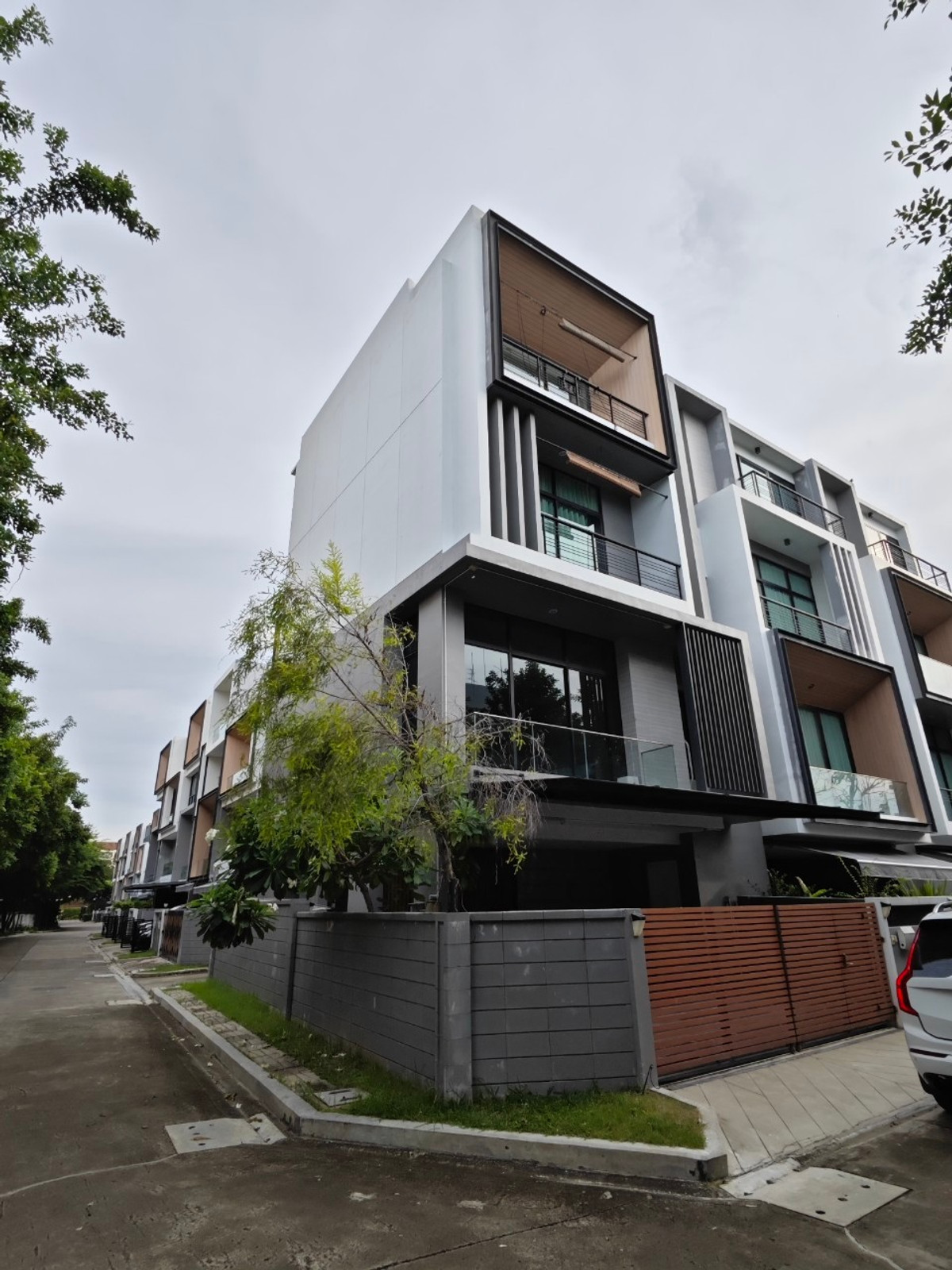 ขายทาวน์โฮมพัฒนาการ ศรีนครินทร์ :  เนอวานา ดีฟายน์ พระราม 9 / 3 ห้องนอน (ขาย), Nirvana Define rama 9 / 3 Bedrooms (FOR SALE) JANE015