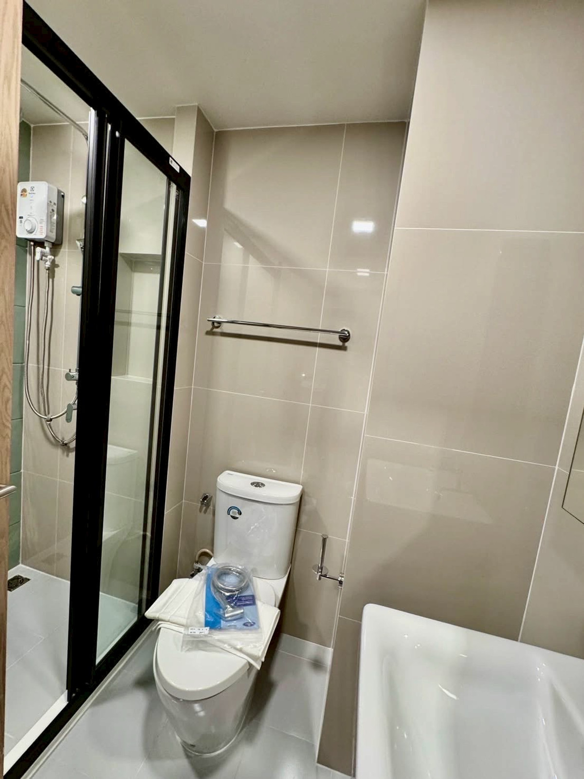 For RentCondoWongwianyai, Charoennakor : ✅ Large unit – Best rental price in the project ✅ FLO by Sansiri (near BTS Khlong San)