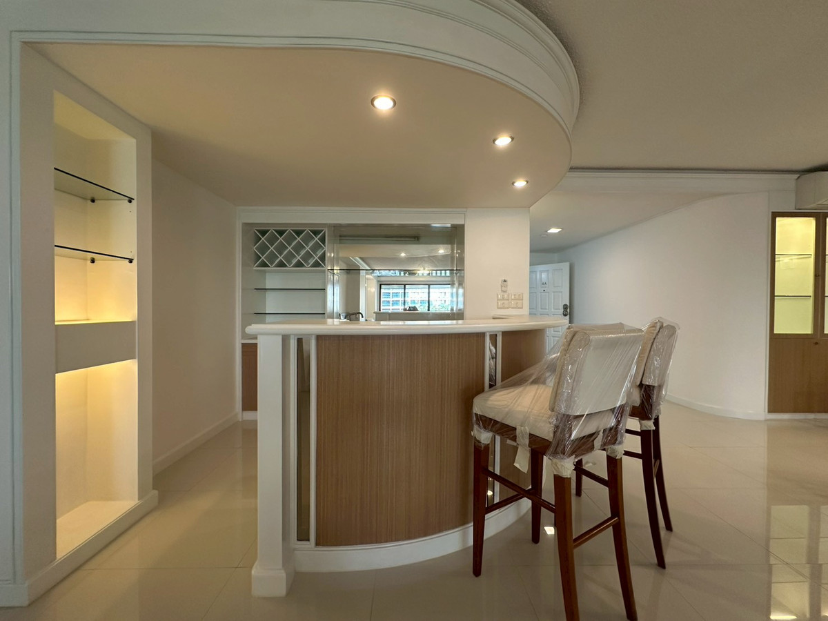 ให้เช่าคอนโดวิทยุ ชิดลม หลังสวน : ✨🏢ให้เช่าคอนโดย่านหลังสวน 2+1 ห้องนอน ขนาด 200ตรม. ห้องสวน เฟอร์นิเจอร์ครบ ระเบียงกว่าง ใกล้BTSราชดำริ, สวนลุมพินี พร้อมเข้าอยู่ 