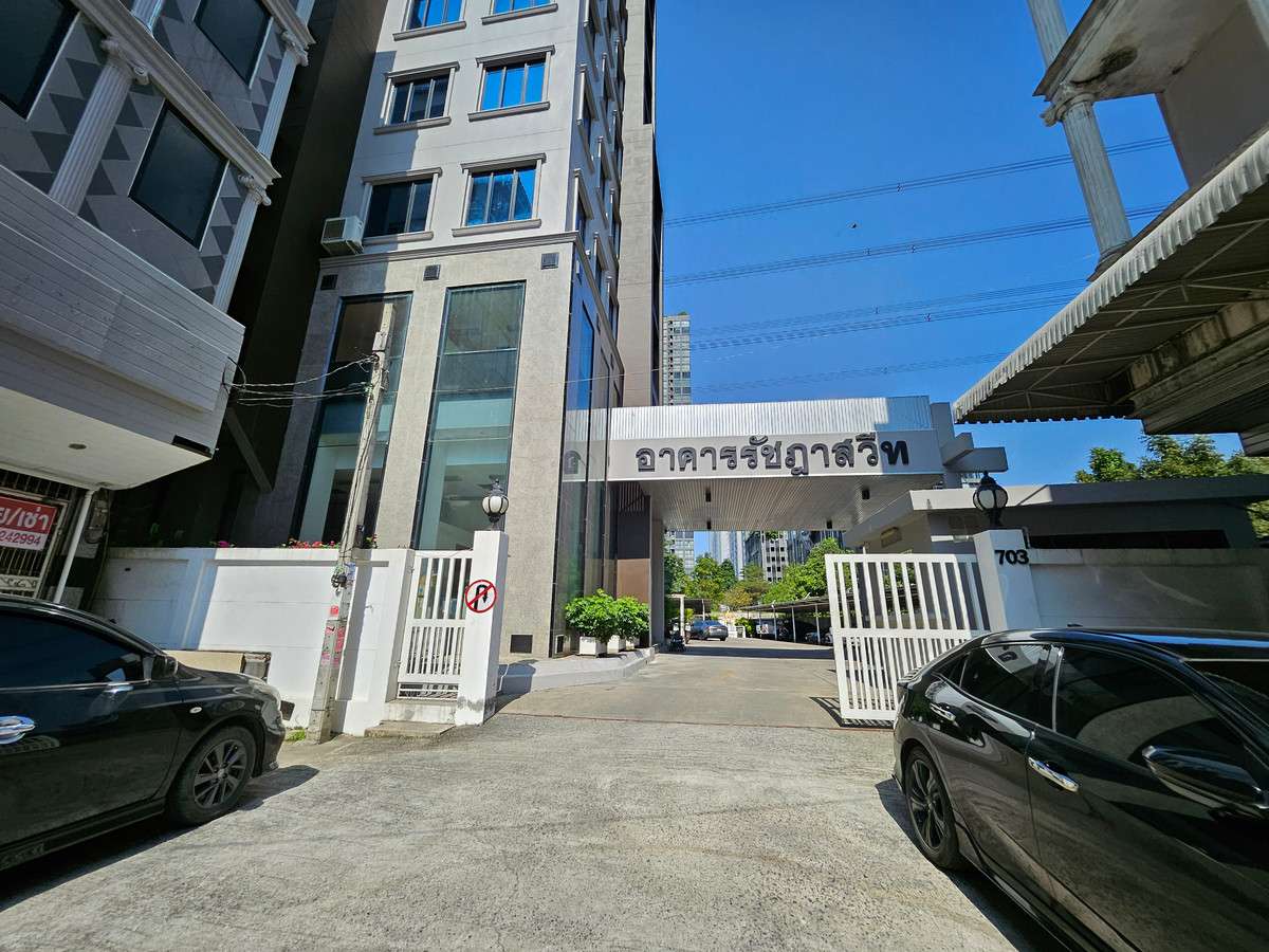 ขายสำนักงานบางซื่อ วงศ์สว่าง เตาปูน : ขายอาคารสำนักงาน 13 ชั้น ถนนวงศ์สว่าง บางซื่อ กรุงเทพฯ พื้นที่ใช้สอย 4,000 ตร.ม. ตรงข้ามบิ๊กซี วงศ์สว่าง ราคา 270,000,000 บาท