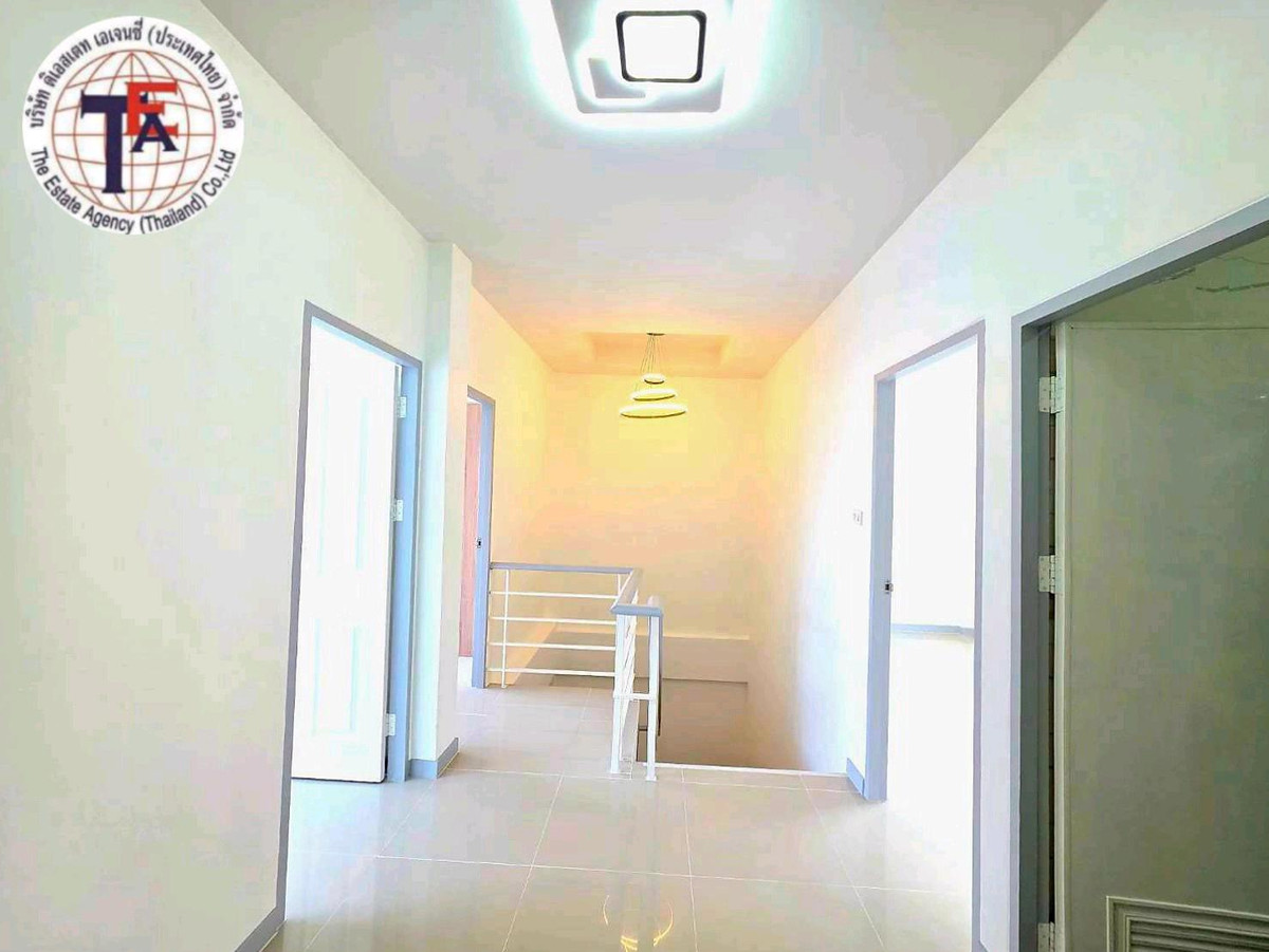 For SaleTownhomeLadkrabang, Suwannaphum Airport : 2-story townhouse for sale, Ratchaphruek Village, Chalong Krung 61, Lat Krabang, Lam Pla Thio, Cherd Chermsin School. Chao Khun Thahan Ladkrabang University of Technology Nopparat Khumklao Hospital, Suvarnabhumi Airport V Market, Chalong Krung Market, Suw