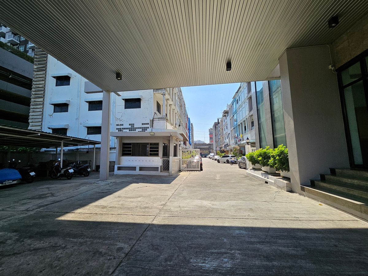 ขายสำนักงานบางซื่อ วงศ์สว่าง เตาปูน : ขายอาคารสำนักงาน 13 ชั้น ถนนวงศ์สว่าง บางซื่อ กรุงเทพฯ พื้นที่ใช้สอย 4,000 ตร.ม. ตรงข้ามบิ๊กซี วงศ์สว่าง ราคา 270,000,000 บาท