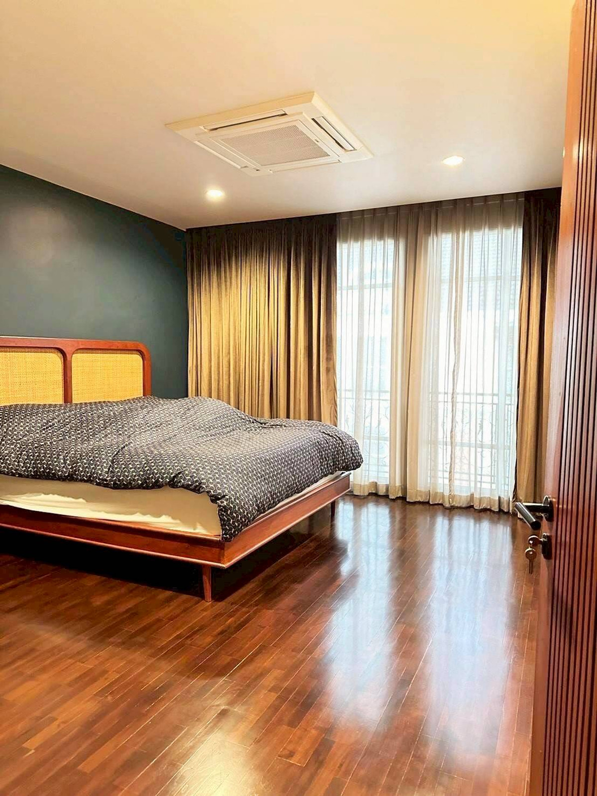 For SaleTownhomeSukhumvit, Asoke, Thonglor : For sale‼️ Baan Klang Krung Thonglor project, 4 floors, 26 sq m, in the heart of Thonglor, Newly Renovated, Khlong Tan Nuea Subdistrict, Watthana District, Bangkok, price 50,000,000 baht.