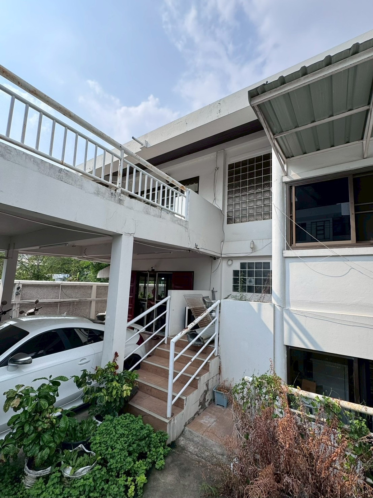 For SaleHouseChaengwatana, Muangthong : 2-storey detached house for sale, corner plot 148 sq m, in the heart of Ngamwongwan 47, intersection 1-3, location at the beginning of the alley, parking for 10+ cars, suitable for both living and office use.