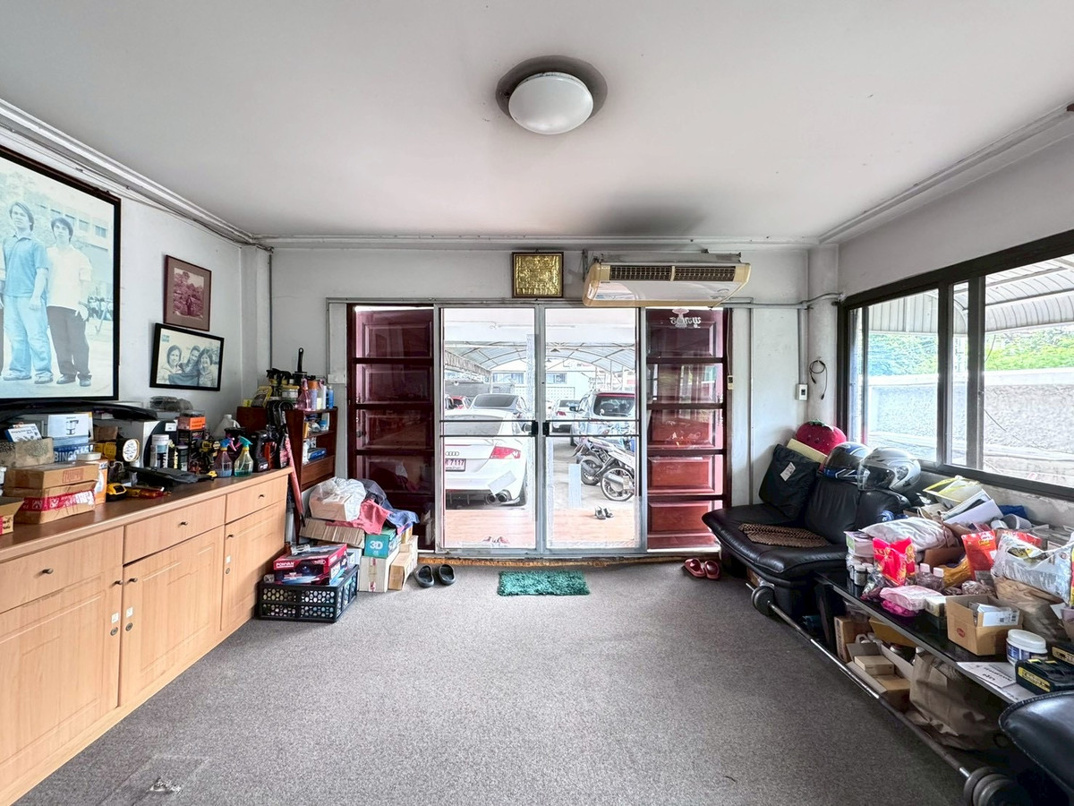 For SaleHouseChaengwatana, Muangthong : 2-storey detached house for sale, corner plot 148 sq m, in the heart of Ngamwongwan 47, intersection 1-3, location at the beginning of the alley, parking for 10+ cars, suitable for both living and office use.