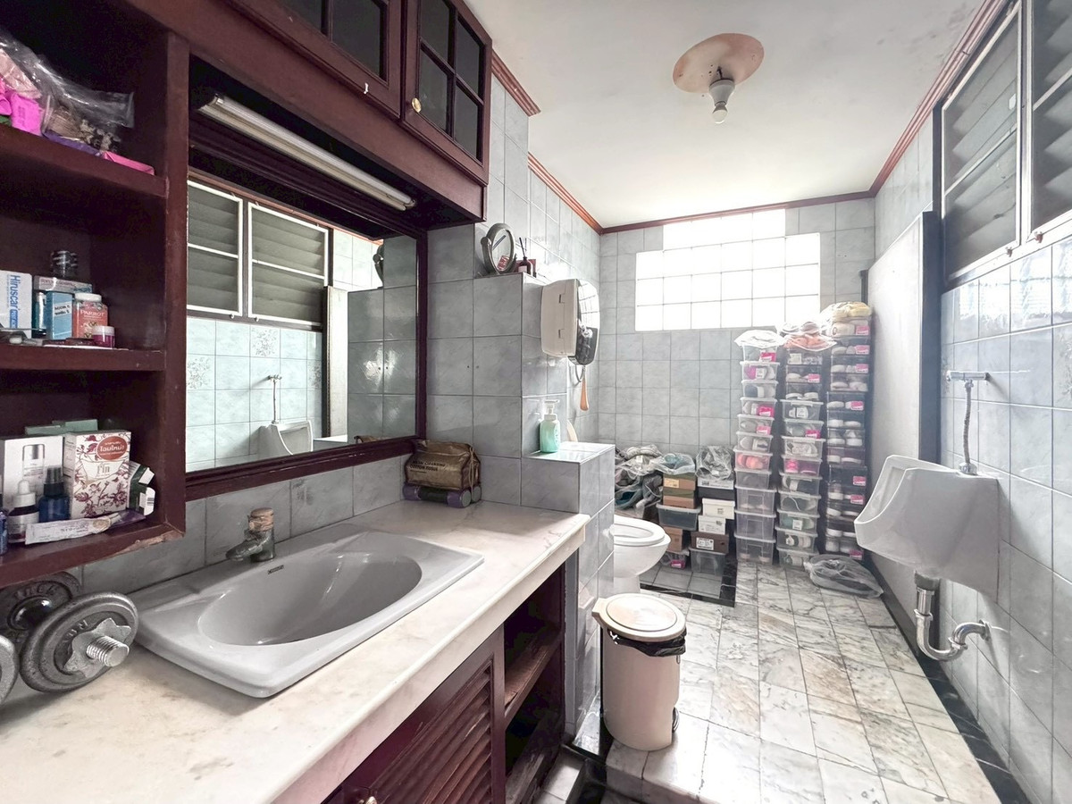 For SaleHouseChaengwatana, Muangthong : 2-storey detached house for sale, corner plot 148 sq m, in the heart of Ngamwongwan 47, intersection 1-3, location at the beginning of the alley, parking for 10+ cars, suitable for both living and office use.