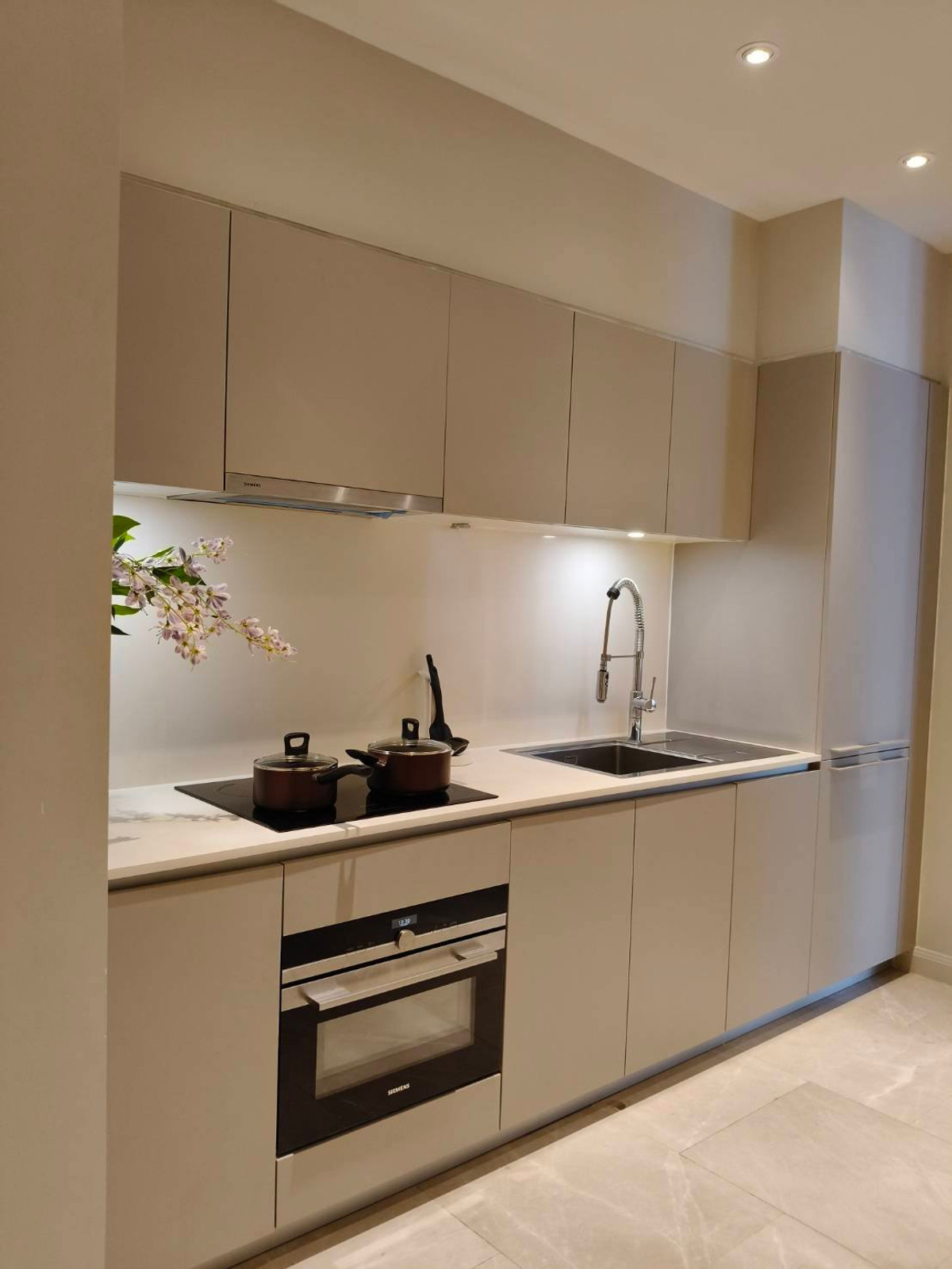 For RentCondoWongwianyai, Charoennakor : For Rent: Magnolias Waterfront Residences, 95,000 THB [NCr260238]