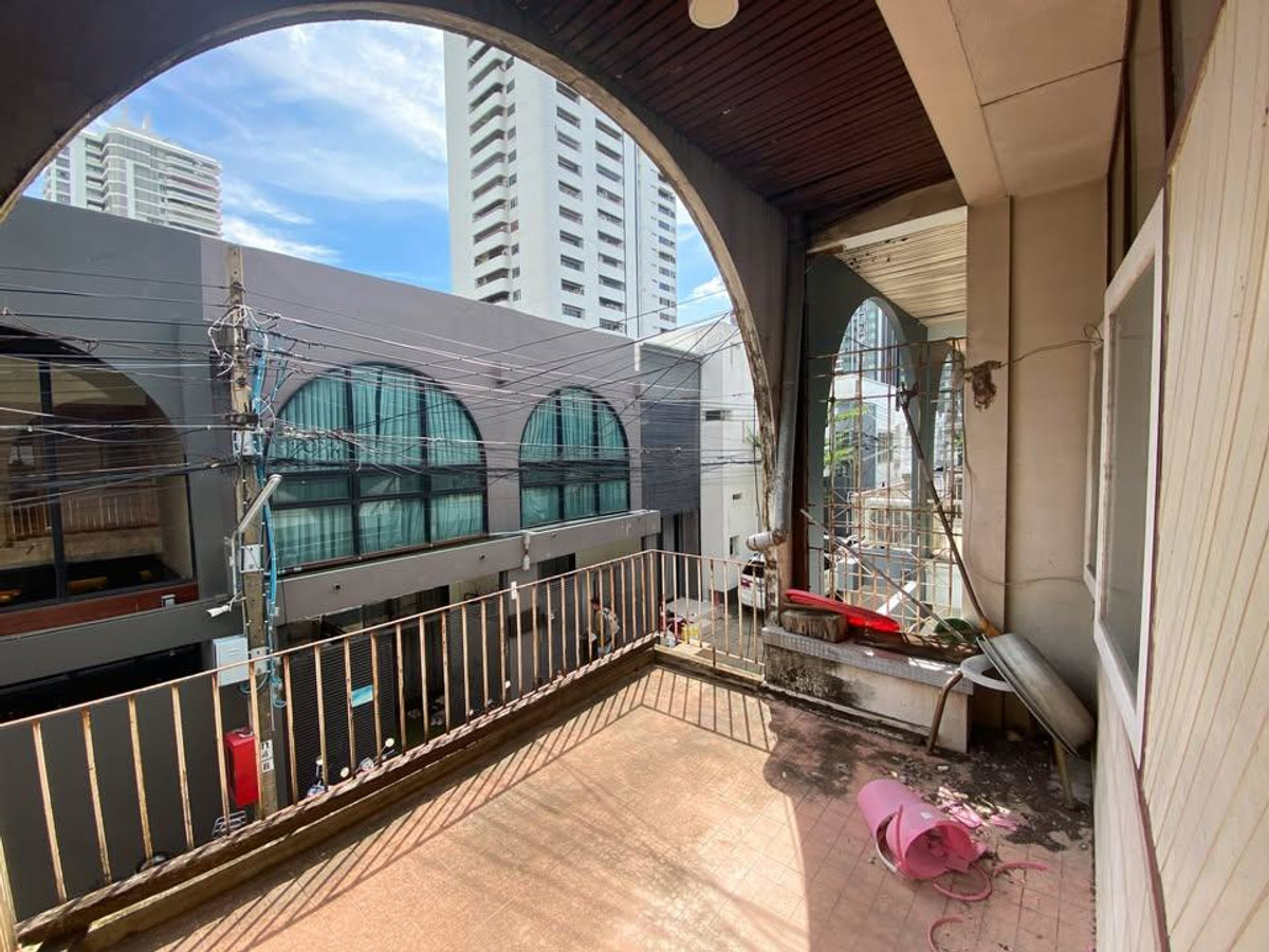 For RentTownhomeSukhumvit, Asoke, Thonglor : LTH14549 – Townhome for Rent | Ekkamai 12 | 24 sq.w. | 200 sqm | 3 Beds 2 Baths | Near BTS Ekkamai | 50K/Month | Townhome for rent Ekkamai 12