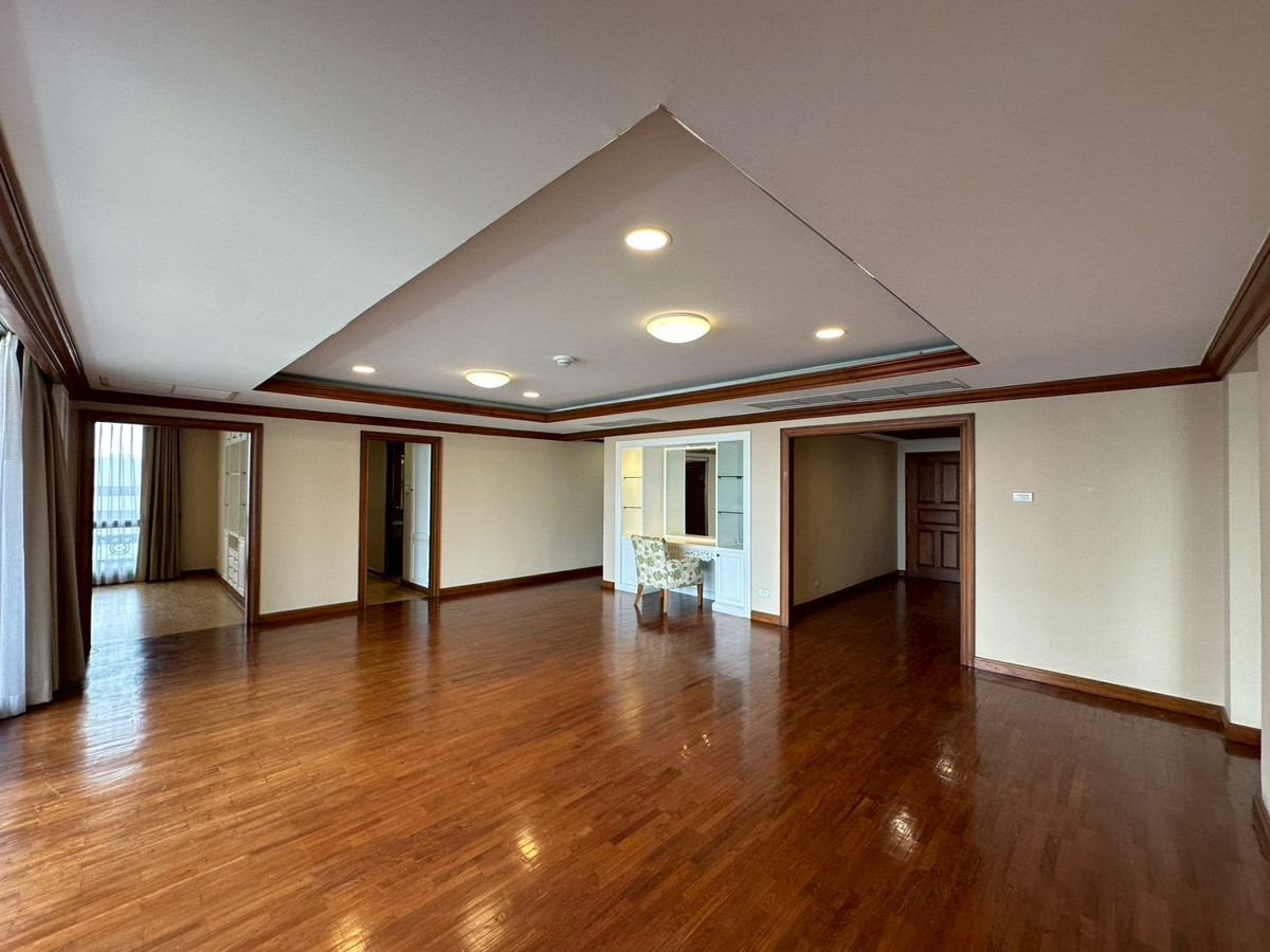 ให้เช่าคอนโดวิทยุ ชิดลม หลังสวน : 🌿 Rare 251 SQ.M. Luxury Residence ใจกลางลุมพินี | ใกล้ BTS ชิดลม ✨ ห้องใหญ่พิเศษ 3 ห้องนอน 251 ตร.ม. ทำเลพรีเมียมลุมพินี