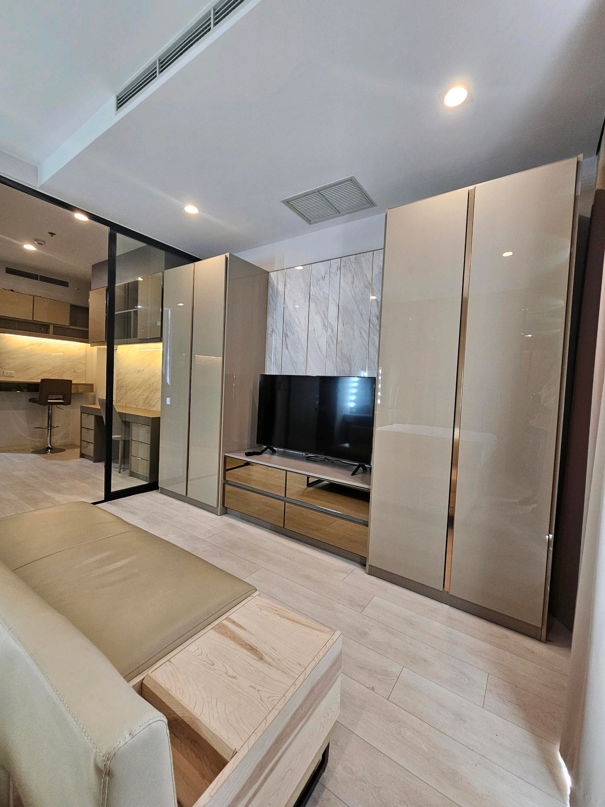 ให้เช่าคอนโดวิทยุ ชิดลม หลังสวน : 🔥ให้เช่า🔥 Noble เพลินจิต 1 ห้องนอน 45ตรม. พร้อมเข้าอยู่!