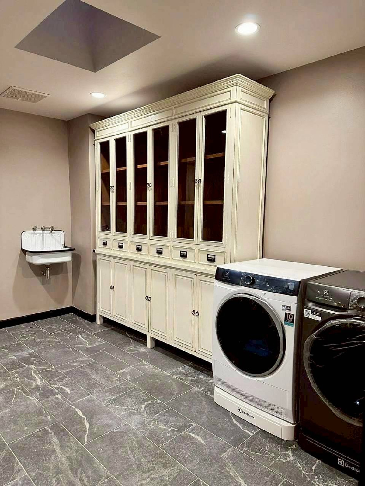 For SaleTownhomeSukhumvit, Asoke, Thonglor : For sale‼️ Baan Klang Krung Thonglor project, 4 floors, 26 sq m, in the heart of Thonglor, Newly Renovated, Khlong Tan Nuea Subdistrict, Watthana District, Bangkok, price 50,000,000 baht.