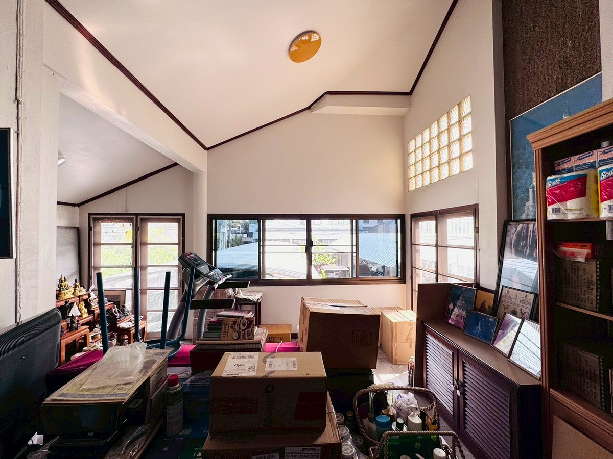 For SaleHouseChaengwatana, Muangthong : 2-storey detached house for sale, corner plot 148 sq m, in the heart of Ngamwongwan 47, intersection 1-3, location at the beginning of the alley, parking for 10+ cars, suitable for both living and office use.