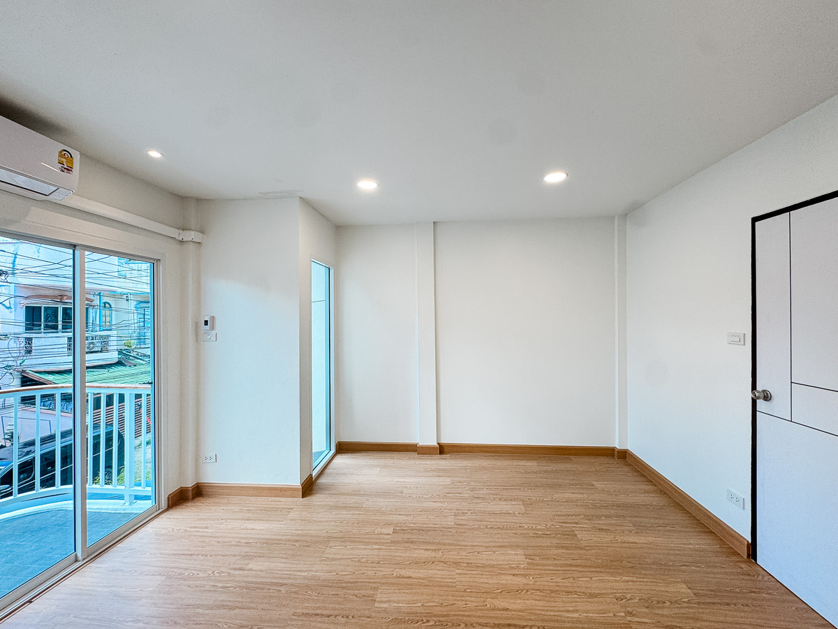 ขายทาวน์โฮมเลียบทางด่วนรามอินทรา : หมู่บ้าน 84 แมนชั่น / 2 ห้องนอน (ขาย), Moo Baan 84 Mansion / 2 Bedrooms (FOR SALE) FAHS035