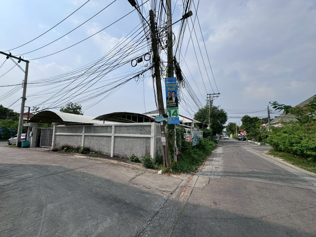 For SaleHouseChaengwatana, Muangthong : 2-storey detached house for sale, corner plot 148 sq m, in the heart of Ngamwongwan 47, intersection 1-3, location at the beginning of the alley, parking for 10+ cars, suitable for both living and office use.