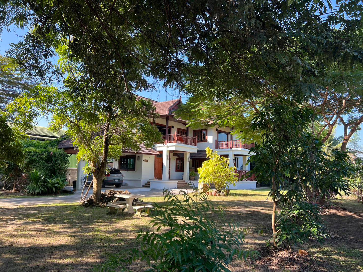 ขายบ้านเชียงใหม่ : 94897 - บ้านไม้สักแท้ 2 ชั้น ท่ามกลางธรรมชาติสัมผัสความอบอุ่นของ ในบรรยากาศทุ่งนา เงียบสงบ ร่มรื่น เหมาะกับการพักผ่อน ในใช้ชีวิตอย่างมีคุณภาพ และ สามารถต่อยอดเป็น “โอกาสทางธุรกิจ” ได้ในอนาคต