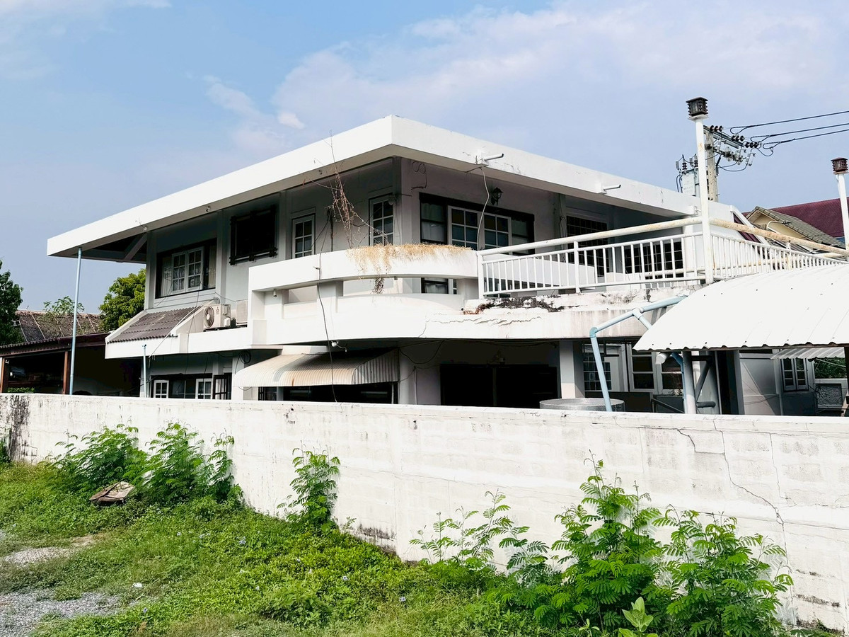 For SaleHouseChaengwatana, Muangthong : 2-storey detached house for sale, corner plot 148 sq m, in the heart of Ngamwongwan 47, intersection 1-3, location at the beginning of the alley, parking for 10+ cars, suitable for both living and office use.