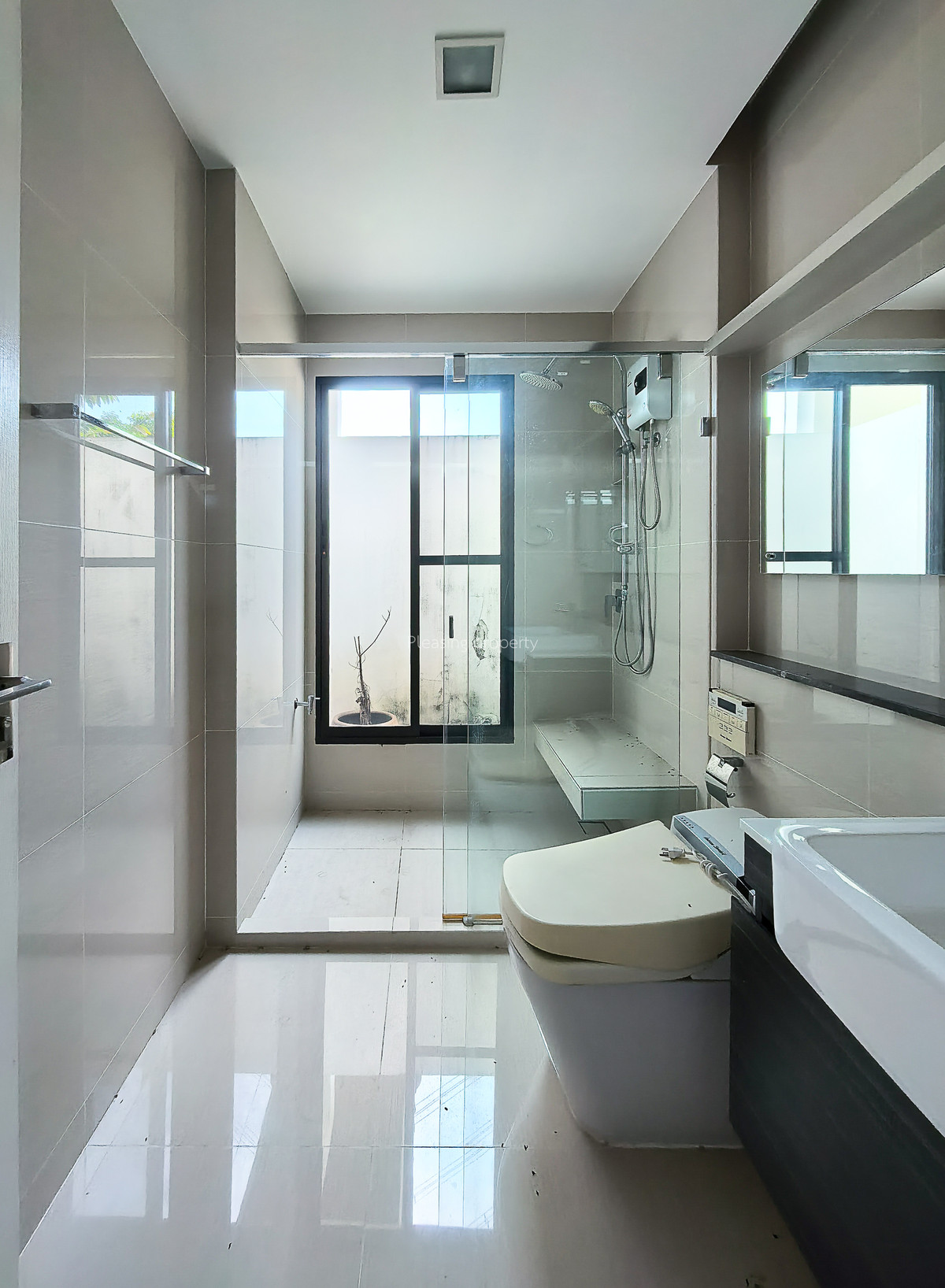 ขายบ้านลาดกระบัง สุวรรณภูมิ : บ้านเดี่ยว ร่มรื่น ใกล้อ่อนนุช จอดรถได้ 6 คัน