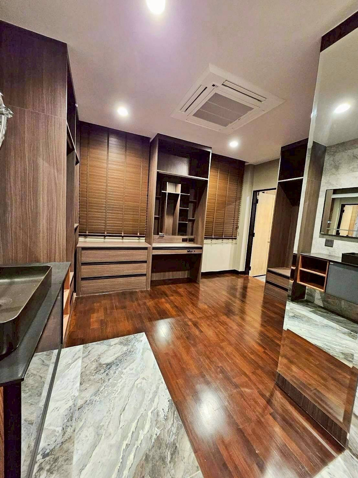For SaleTownhomeSukhumvit, Asoke, Thonglor : For sale‼️ Baan Klang Krung Thonglor project, 4 floors, 26 sq m, in the heart of Thonglor, Newly Renovated, Khlong Tan Nuea Subdistrict, Watthana District, Bangkok, price 50,000,000 baht.