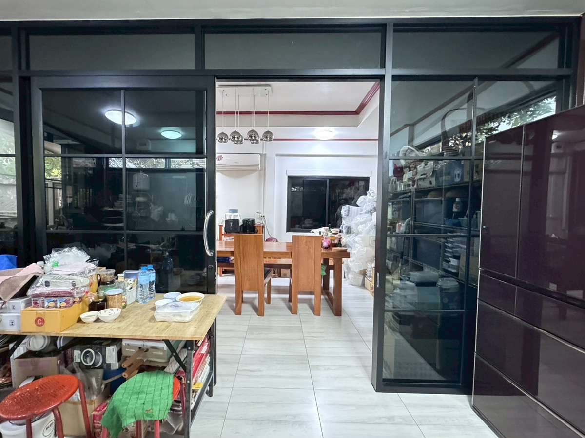 For SaleHouseChaengwatana, Muangthong : 2-storey detached house for sale, corner plot 148 sq m, in the heart of Ngamwongwan 47, intersection 1-3, location at the beginning of the alley, parking for 10+ cars, suitable for both living and office use.
