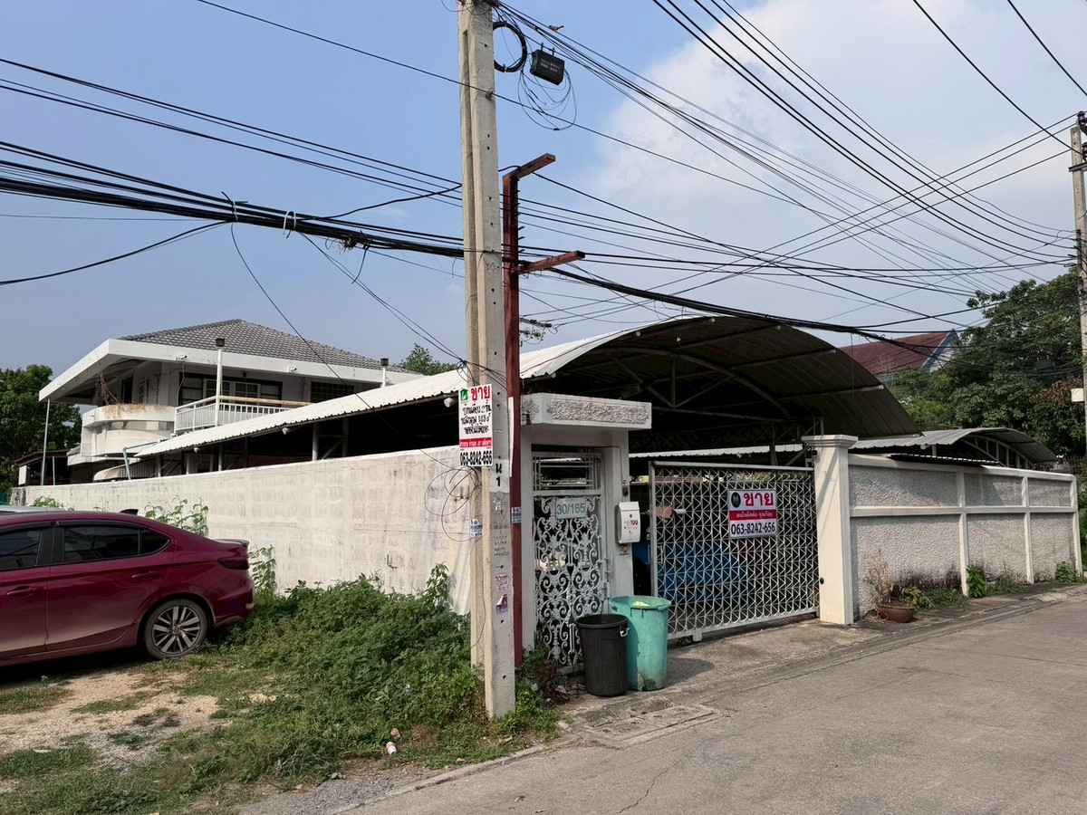 For SaleHouseChaengwatana, Muangthong : 2-storey detached house for sale, corner plot 148 sq m, in the heart of Ngamwongwan 47, intersection 1-3, location at the beginning of the alley, parking for 10+ cars, suitable for both living and office use.
