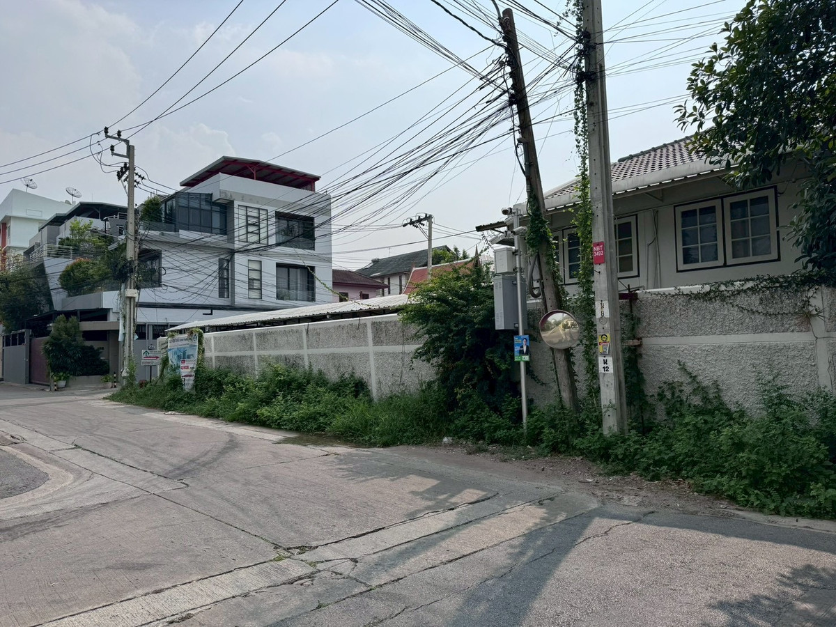 For SaleHouseChaengwatana, Muangthong : 2-storey detached house for sale, corner plot 148 sq m, in the heart of Ngamwongwan 47, intersection 1-3, location at the beginning of the alley, parking for 10+ cars, suitable for both living and office use.