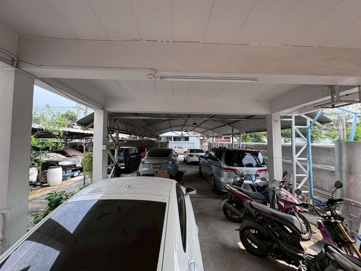 For SaleHouseChaengwatana, Muangthong : 2-storey detached house for sale, corner plot 148 sq m, in the heart of Ngamwongwan 47, intersection 1-3, location at the beginning of the alley, parking for 10+ cars, suitable for both living and office use.