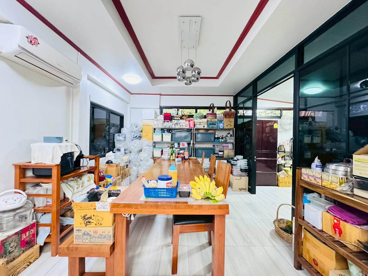 For SaleHouseChaengwatana, Muangthong : 2-storey detached house for sale, corner plot 148 sq m, in the heart of Ngamwongwan 47, intersection 1-3, location at the beginning of the alley, parking for 10+ cars, suitable for both living and office use.