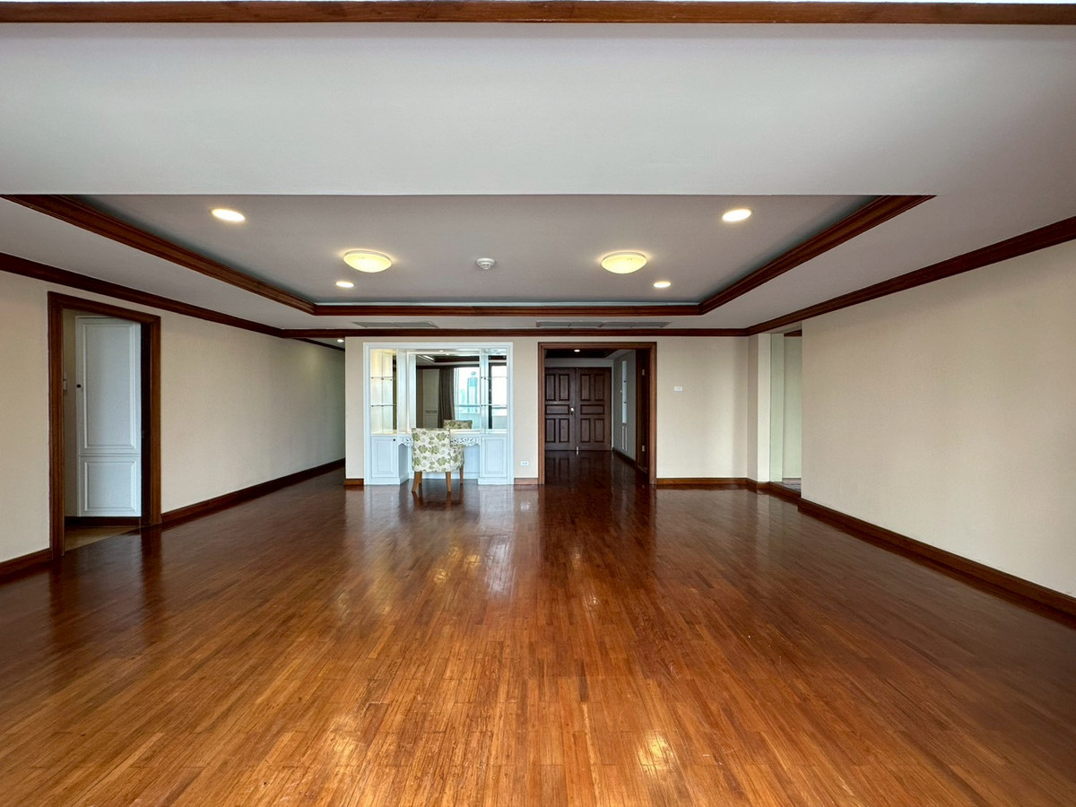 For RentCondoWitthayu, Chidlom, Langsuan, Ploenchit : 🌿 Rare 251 SQ.M. Luxury Residence in the heart of Lumpini | near BTS Chidlom ✨ Extra large room, 3 bedrooms, 251 sq m., premium Lumpini location.