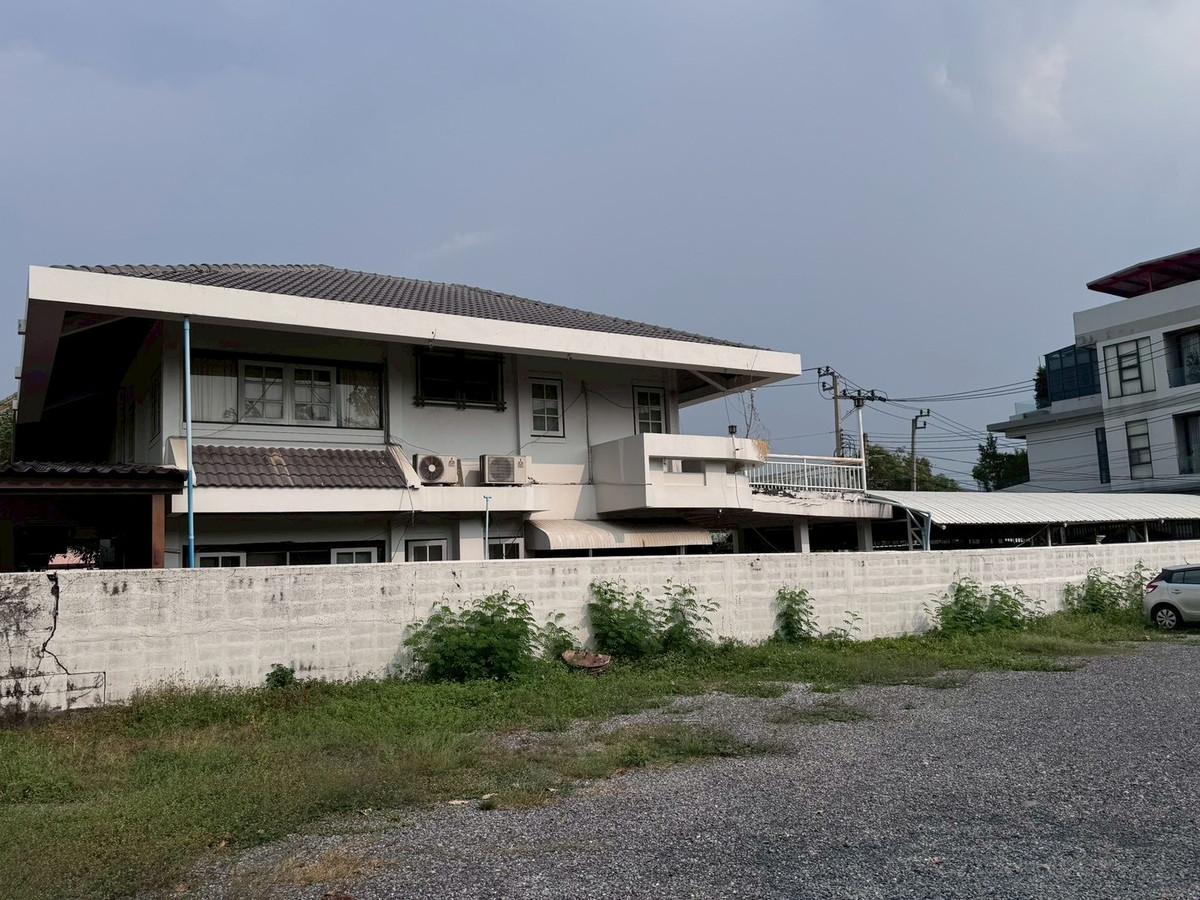 For SaleHouseChaengwatana, Muangthong : 2-storey detached house for sale, corner plot 148 sq m, in the heart of Ngamwongwan 47, intersection 1-3, location at the beginning of the alley, parking for 10+ cars, suitable for both living and office use.