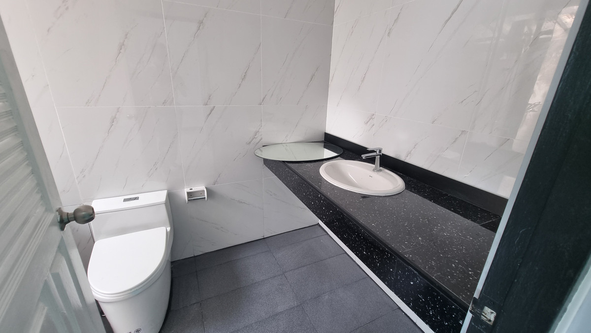 For RentTownhomeSukhumvit, Asoke, Thonglor : (BTS Thonglor, Pet Friendly) Newly Renovated Townhome for Rent – 800 meters to BTS Thong Lo