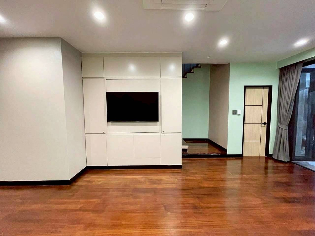 For SaleTownhomeSukhumvit, Asoke, Thonglor : For sale‼️ Baan Klang Krung Thonglor project, 4 floors, 26 sq m, in the heart of Thonglor, Newly Renovated, Khlong Tan Nuea Subdistrict, Watthana District, Bangkok, price 50,000,000 baht.
