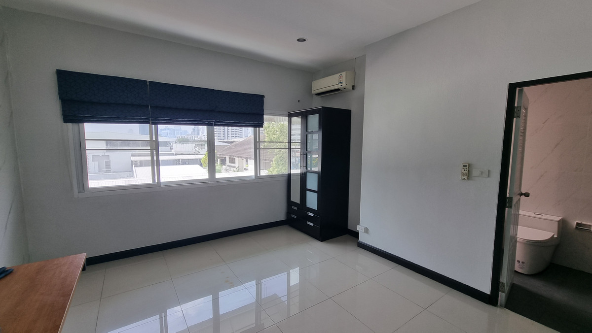 For RentTownhomeSukhumvit, Asoke, Thonglor : (BTS Thonglor, Pet Friendly) Newly Renovated Townhome for Rent – 800 meters to BTS Thong Lo