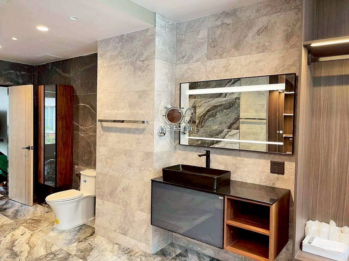 For SaleTownhomeSukhumvit, Asoke, Thonglor : For sale‼️ Baan Klang Krung Thonglor project, 4 floors, 26 sq m, in the heart of Thonglor, Newly Renovated, Khlong Tan Nuea Subdistrict, Watthana District, Bangkok, price 50,000,000 baht.