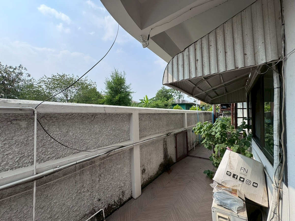 For SaleHouseChaengwatana, Muangthong : 2-storey detached house for sale, corner plot 148 sq m, in the heart of Ngamwongwan 47, intersection 1-3, location at the beginning of the alley, parking for 10+ cars, suitable for both living and office use.