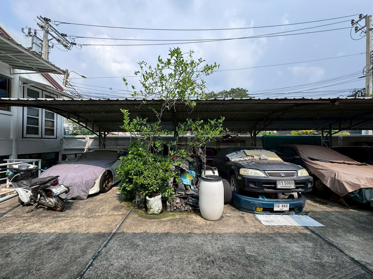 For SaleHouseChaengwatana, Muangthong : 2-storey detached house for sale, corner plot 148 sq m, in the heart of Ngamwongwan 47, intersection 1-3, location at the beginning of the alley, parking for 10+ cars, suitable for both living and office use.