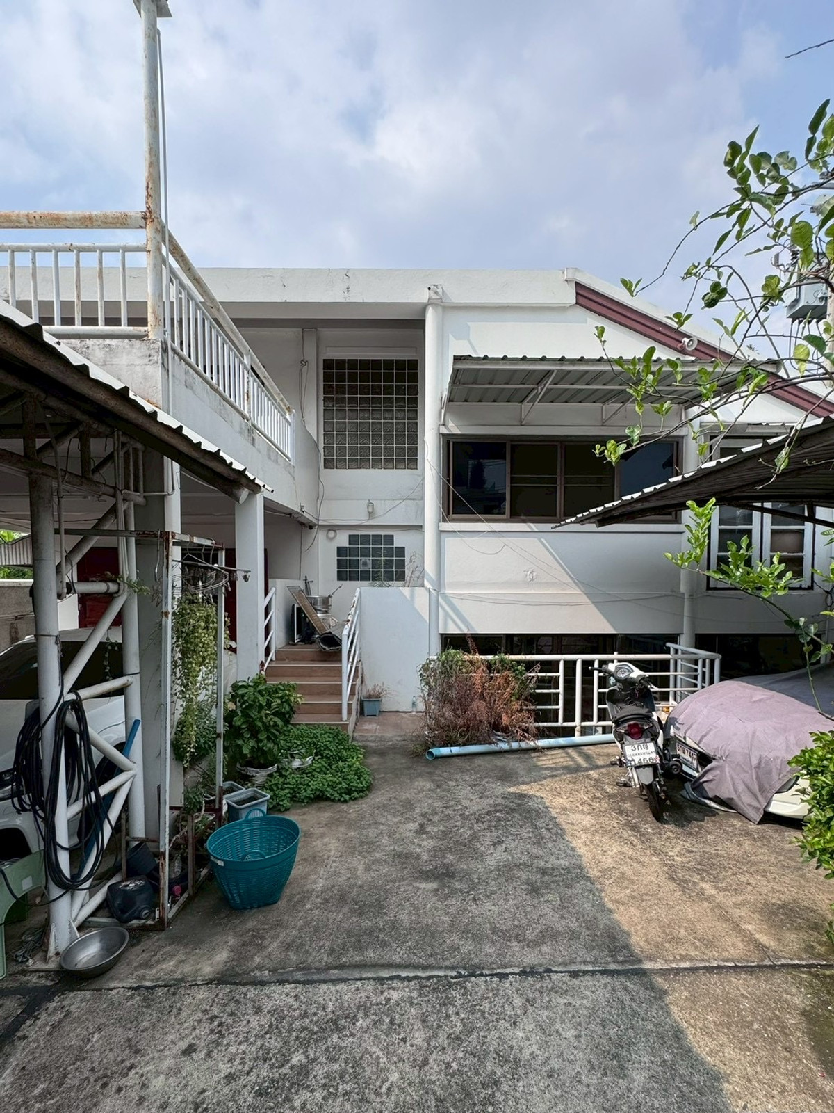 For SaleHouseChaengwatana, Muangthong : 2-storey detached house for sale, corner plot 148 sq m, in the heart of Ngamwongwan 47, intersection 1-3, location at the beginning of the alley, parking for 10+ cars, suitable for both living and office use.