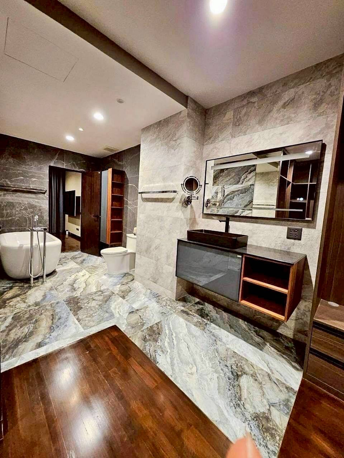 For SaleTownhomeSukhumvit, Asoke, Thonglor : For sale‼️ Baan Klang Krung Thonglor project, 4 floors, 26 sq m, in the heart of Thonglor, Newly Renovated, Khlong Tan Nuea Subdistrict, Watthana District, Bangkok, price 50,000,000 baht.