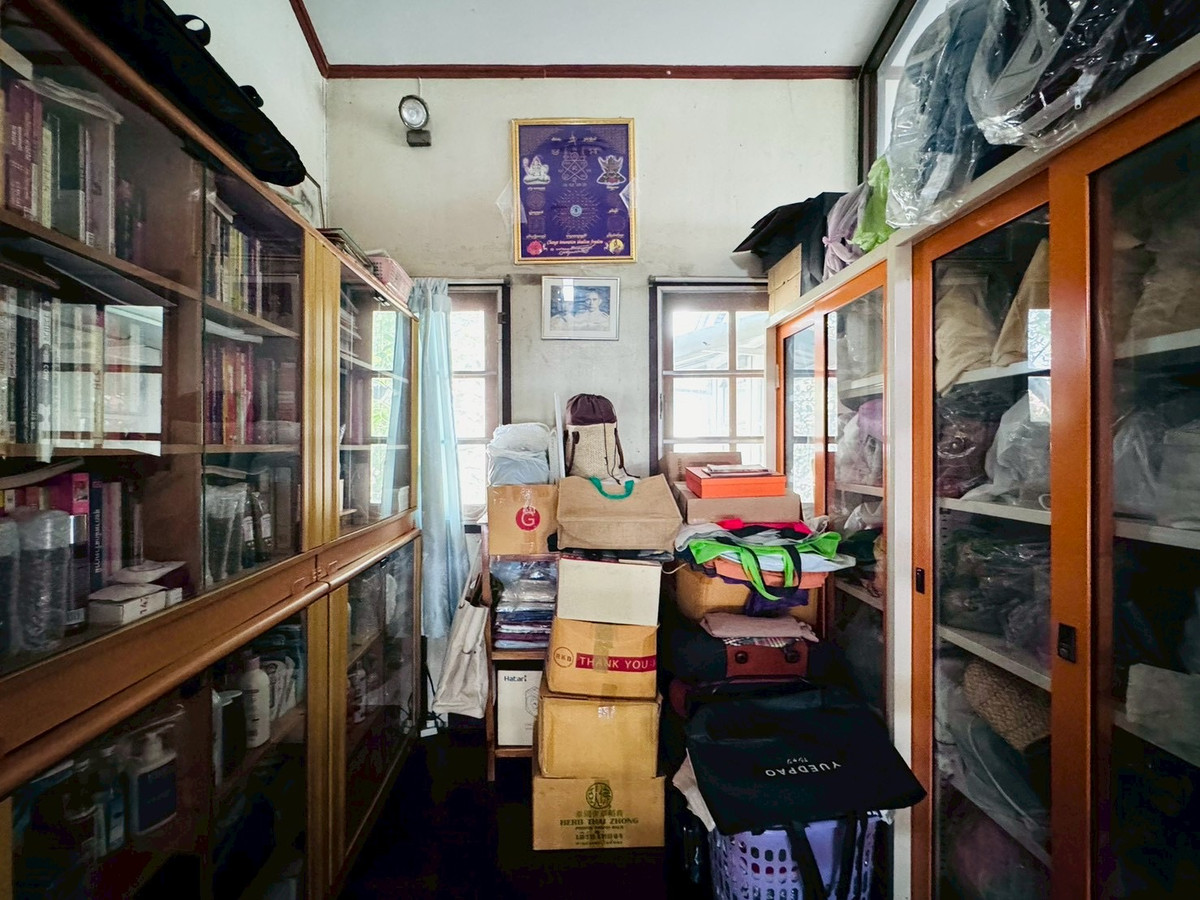 For SaleHouseChaengwatana, Muangthong : 2-storey detached house for sale, corner plot 148 sq m, in the heart of Ngamwongwan 47, intersection 1-3, location at the beginning of the alley, parking for 10+ cars, suitable for both living and office use.